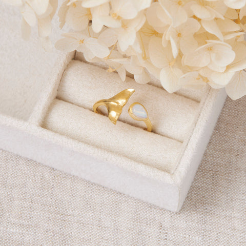 Ring // Whale Tail Moonstone // Gold