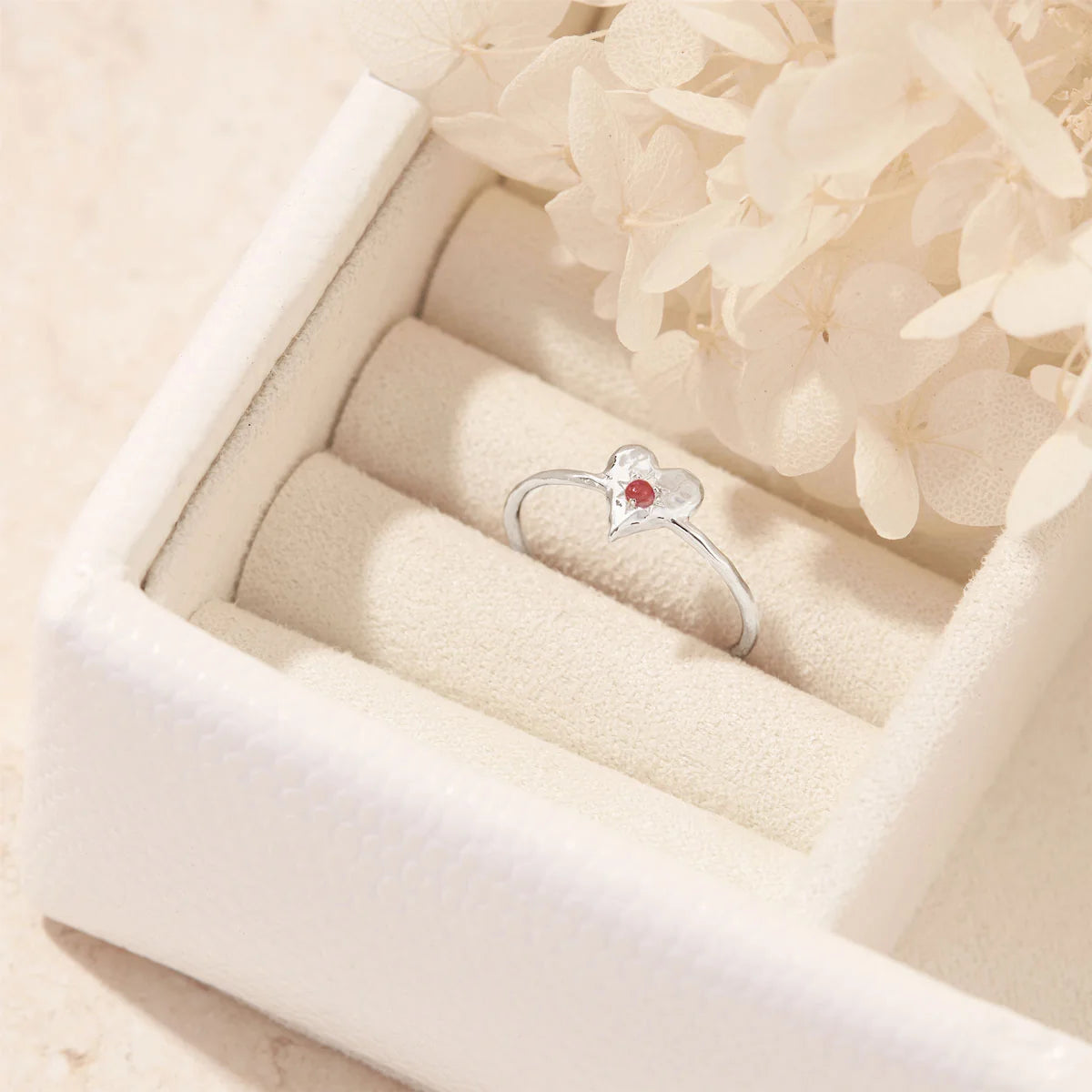 Ring // Love Heart Garnet // Silver