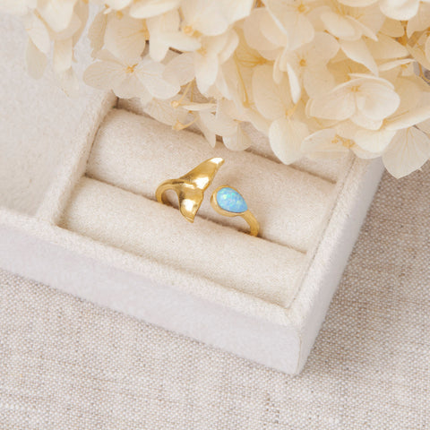 Ring // Whale Tail Opal // Gold