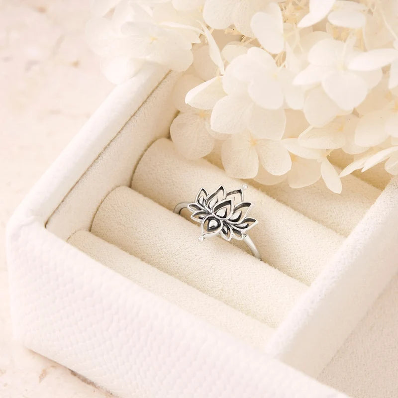 Ring // White Lotus // Silver