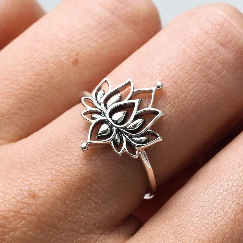 Ring // White Lotus // Silver